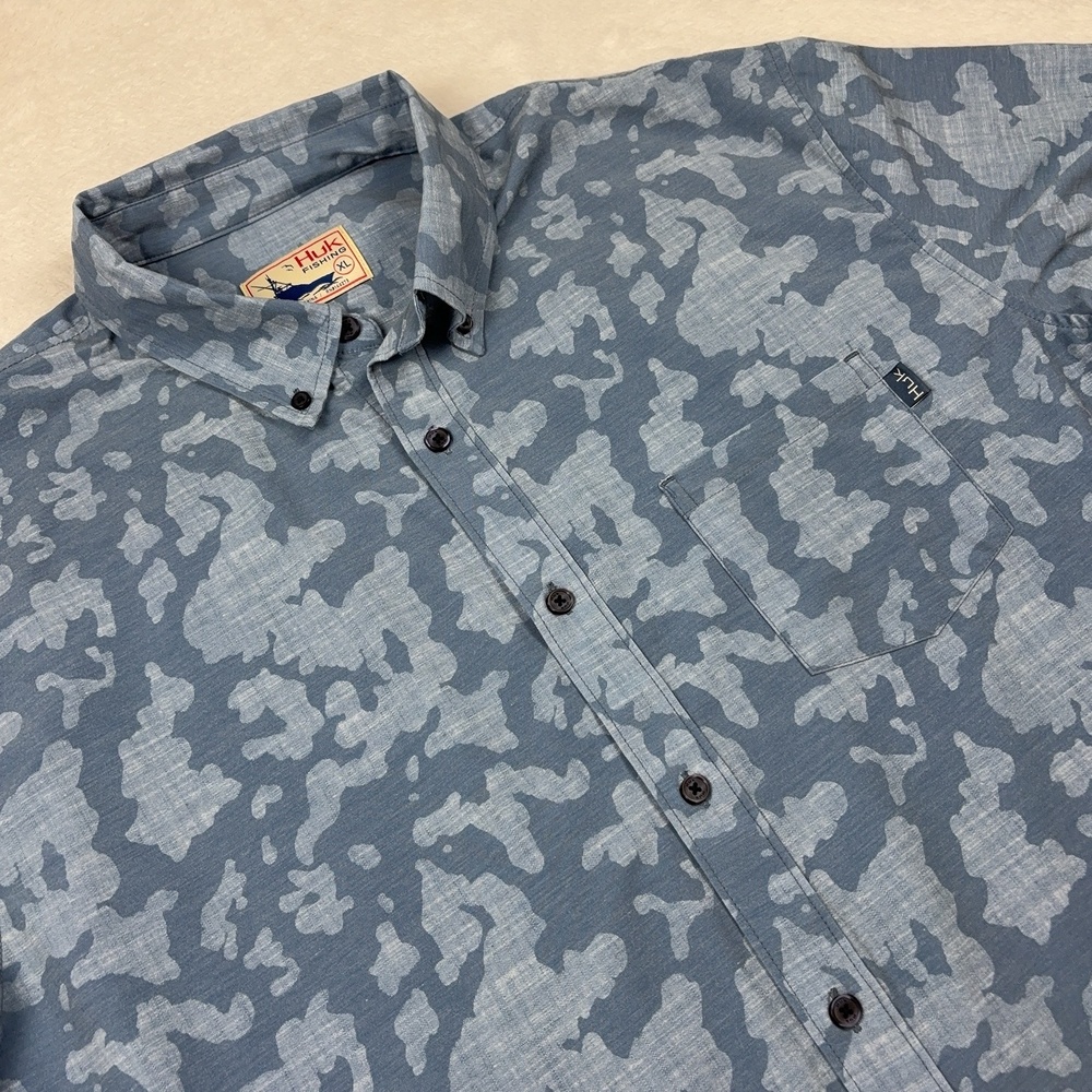 Huk Fishing Button Up Shirt Men XL Blue Short Sleeve Camouflage Polyester Cotton